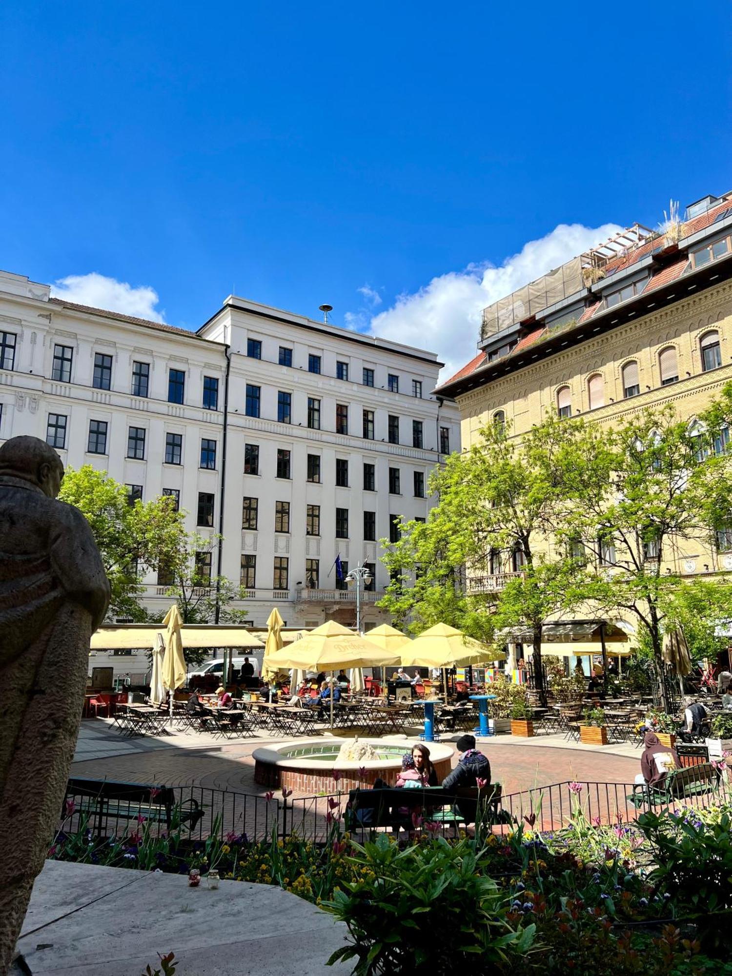 Cedar Inn Budapest - Palace District Exterior photo